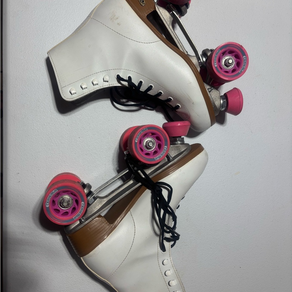 Chic Chicago White Roller Skates with Pink Wheels